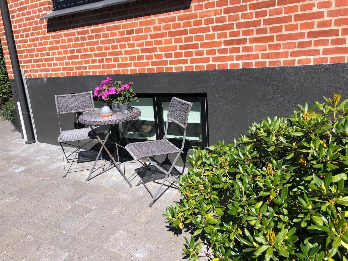 Nyistandsat Hojloftet Kaelderlejlighed Pa 70 M2 I Viborg Centrum, Med Plads Til 4 Personer Exterior foto