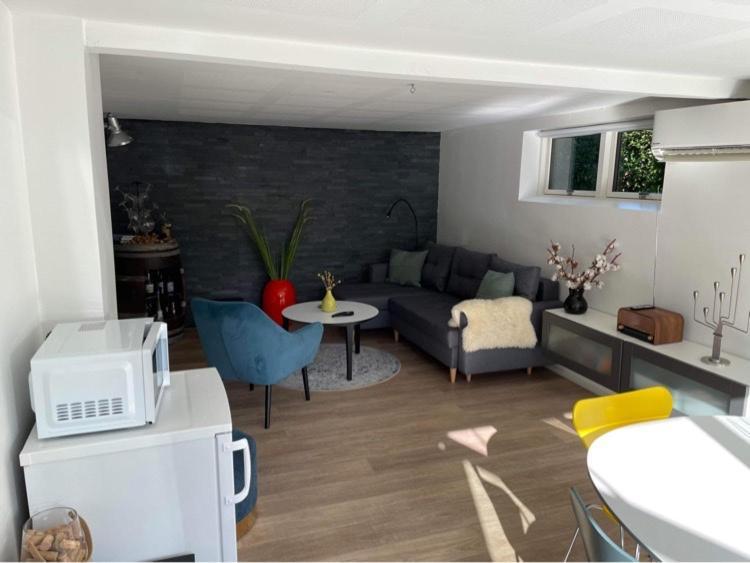 Nyistandsat Hojloftet Kaelderlejlighed Pa 70 M2 I Viborg Centrum, Med Plads Til 4 Personer Exterior foto