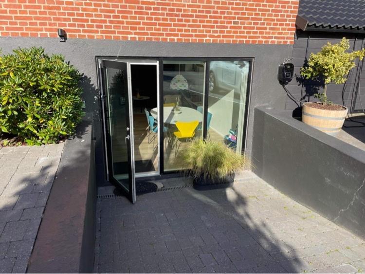 Nyistandsat Hojloftet Kaelderlejlighed Pa 70 M2 I Viborg Centrum, Med Plads Til 4 Personer Exterior foto